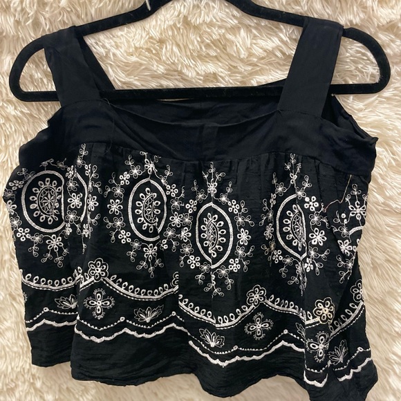 Black top - Picture 1 of 1